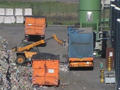 30.09.2004 - Entladen eines beplanten LKW mittels Teleskoplader