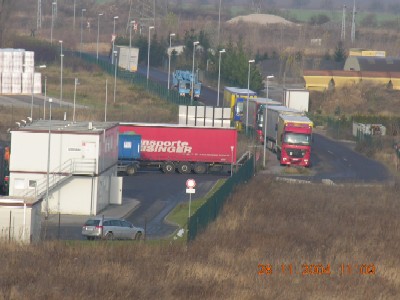 26.11.2004 - Lkw´s vor der Anlage in Delitzsch Südwest