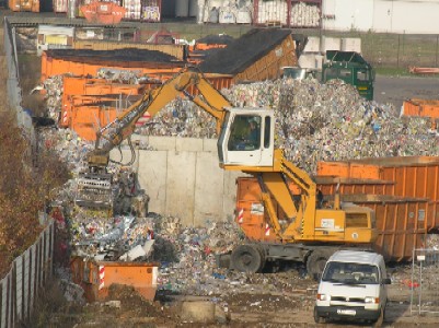 26.11.2004 - Bagger greift Kunststoffe vom zwischengelagerten Haufen