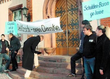 „Delitzsch - nein Danke“ vor dem Mügelner Rathaus