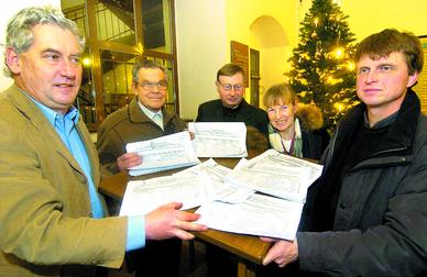 Wolfgang Herder, Siegfried Schuh, Jörg Bornack, Annelise Podsadny und Dietmar Mieth (von links) übergaben Unterschriftenlisten zum Bürgerbegehren in Delitzsch